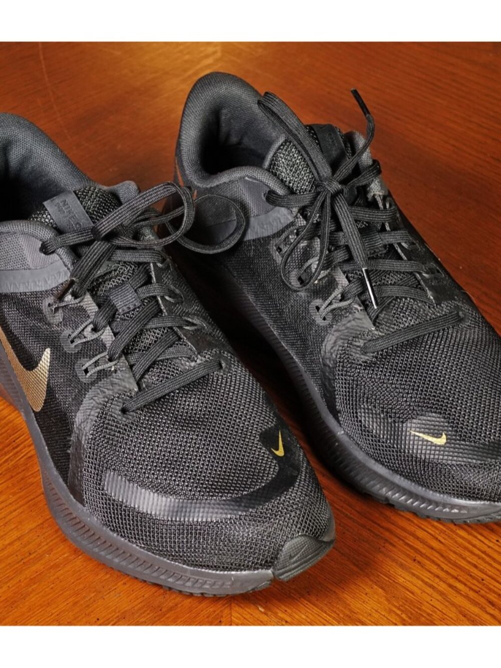 Nike Quest 4 Black Metallic Gold Running Shoe Men's Size 8 Pristine